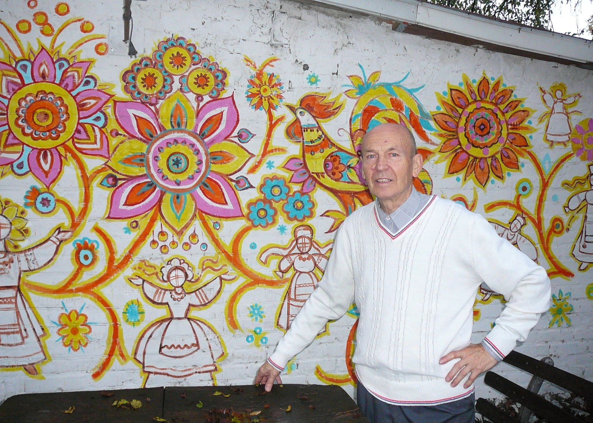 Хата — як писанка: митець із Решетилівки Євген Пілюгін заквітчує стіни будівель