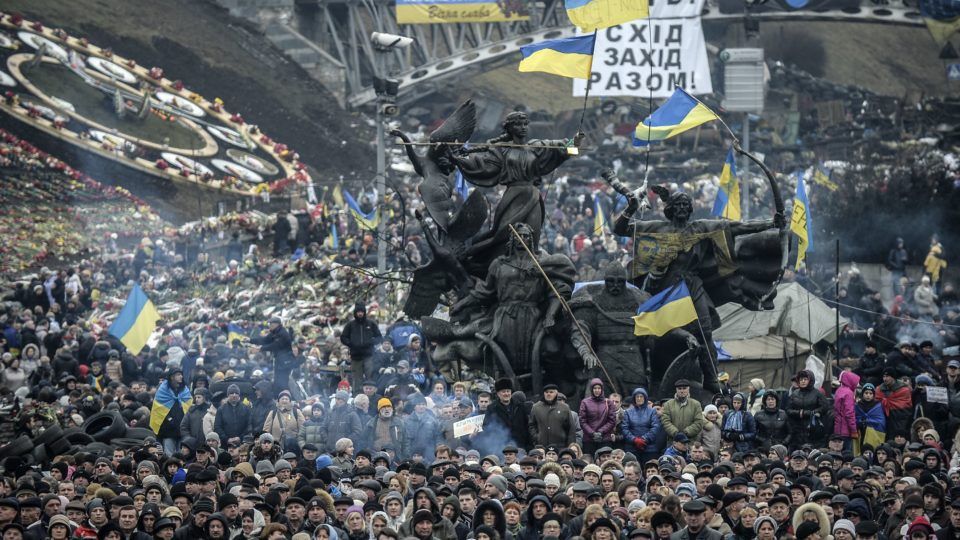 Букет із шин та асфальту: День гідності та свободи пройде на тлі обвалу рейтингу Зе-команди