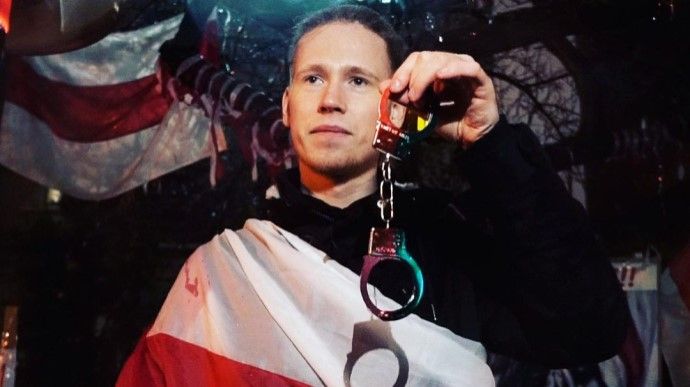 Антон Лукашук простояв на колінах перед посольством Білорусі в Києві сім годин