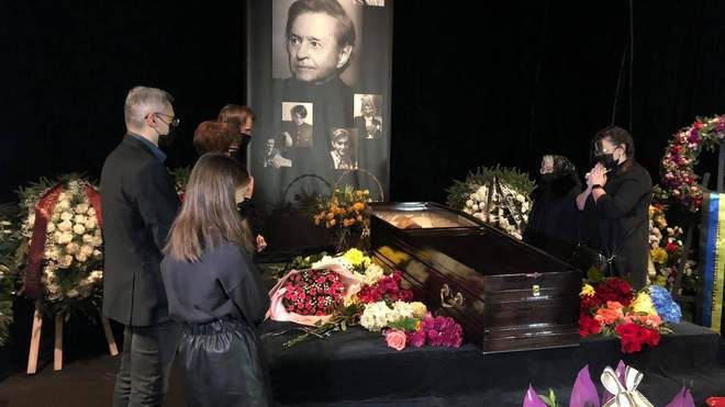 У Львові прощаються зі знаменитим режисером Романом Віктюком, наживо