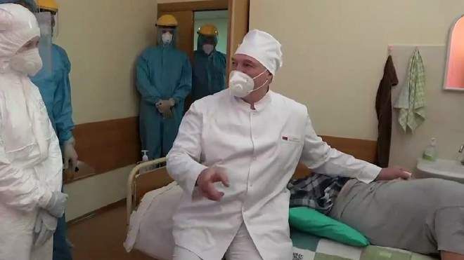 "Кажу вам, ці люди, які перехворіли, вже ніколи страйкувати не будуть", – сказав Лукашенко медикам.