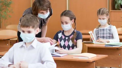 Вчителі не отримуватимуть страхування у разі захворюваня на COVID-19