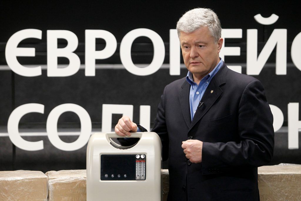 До українських лікарень відправили перші 12 кисневих концентраторів від Порошенка