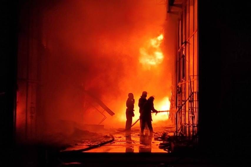 Вогонь охопив площу в 1000 кв.м на ТЦ Барабашово.