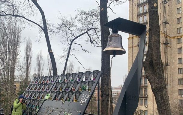 У Києві встановили Дзвін гідності на місці майбутнього меморіалу