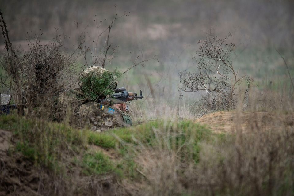 На Світлодарській дузі снайпер поранив захисника України