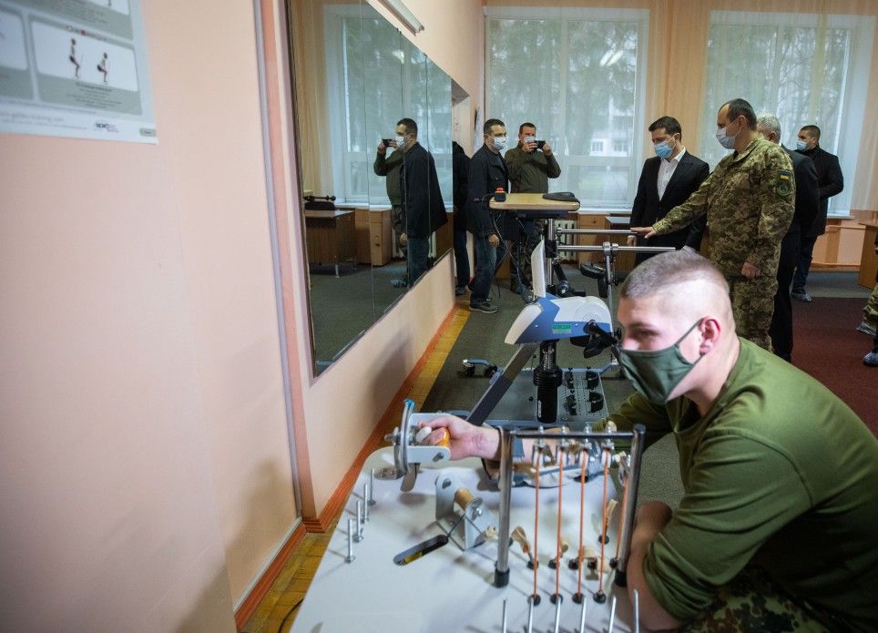 Зеленський подякував волонтерам за побудову сучасної армії, фото
