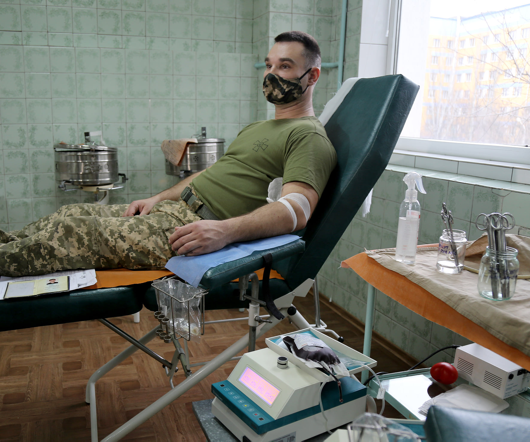 У прифронтовому Маріуполі морські піхотинці здають кров для цивільних