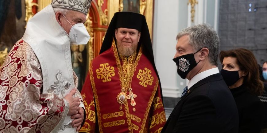У Андріївській церкві відбулася урочиста літургія: участь взяли Петро і Марина Порошенки, фото