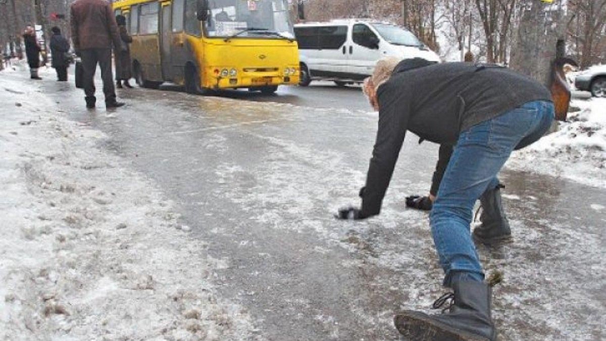 Зручне взуття, обачність і увага: як уберегтися від травм під час ожеледиці та зимових розваг