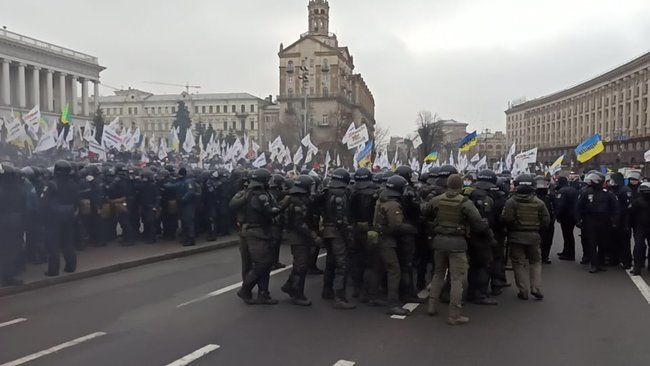У Києві протестують ФОПи: на Майдані почались сутички з поліцією