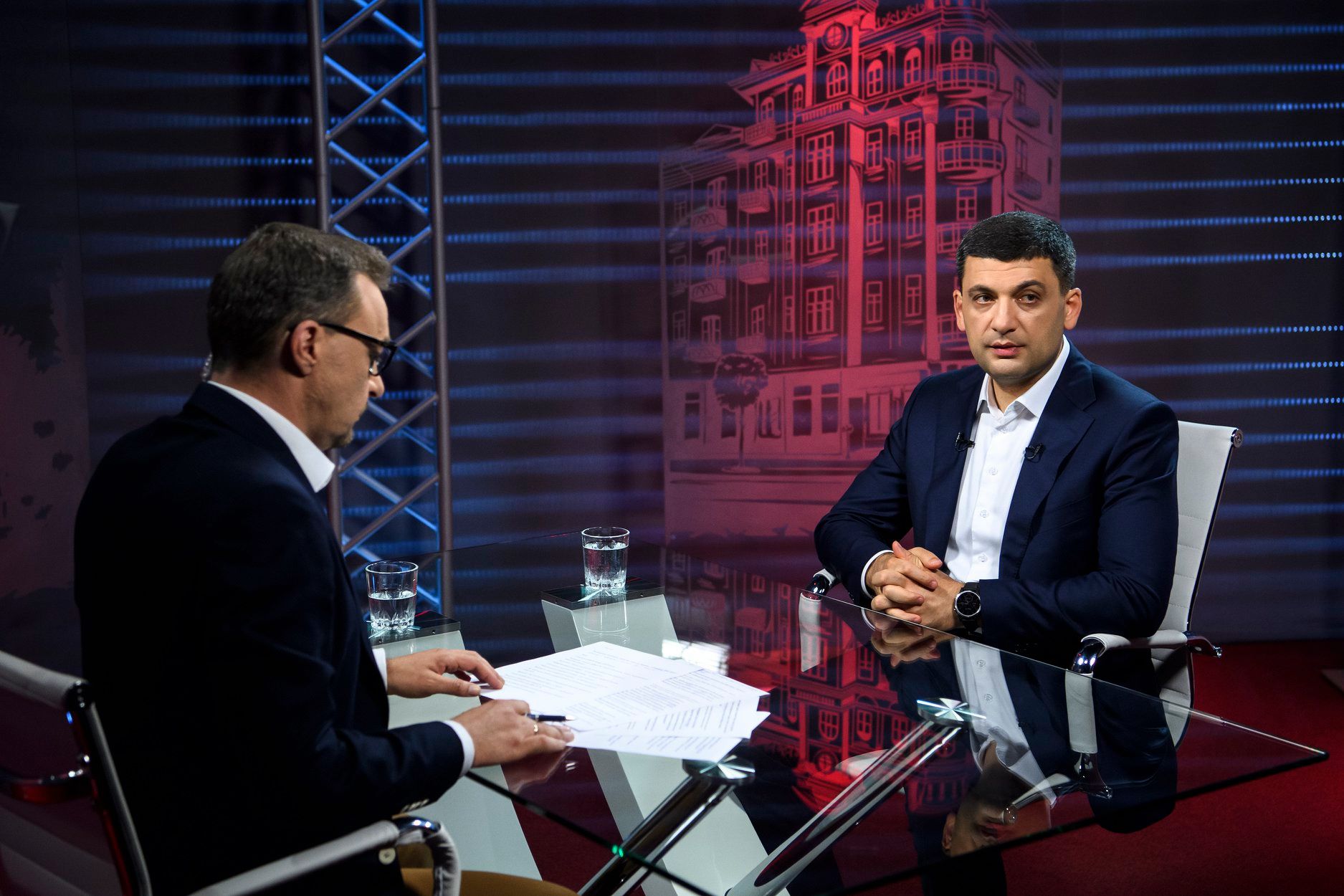 Доказ корупції стовбичить у центрі Києва: від українців приховують правду про справу Гройсмана