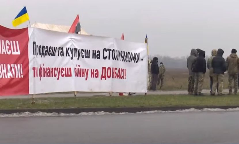 Не фінансуй війну: біля ринку «Столичний» у Києві протестують добровольці