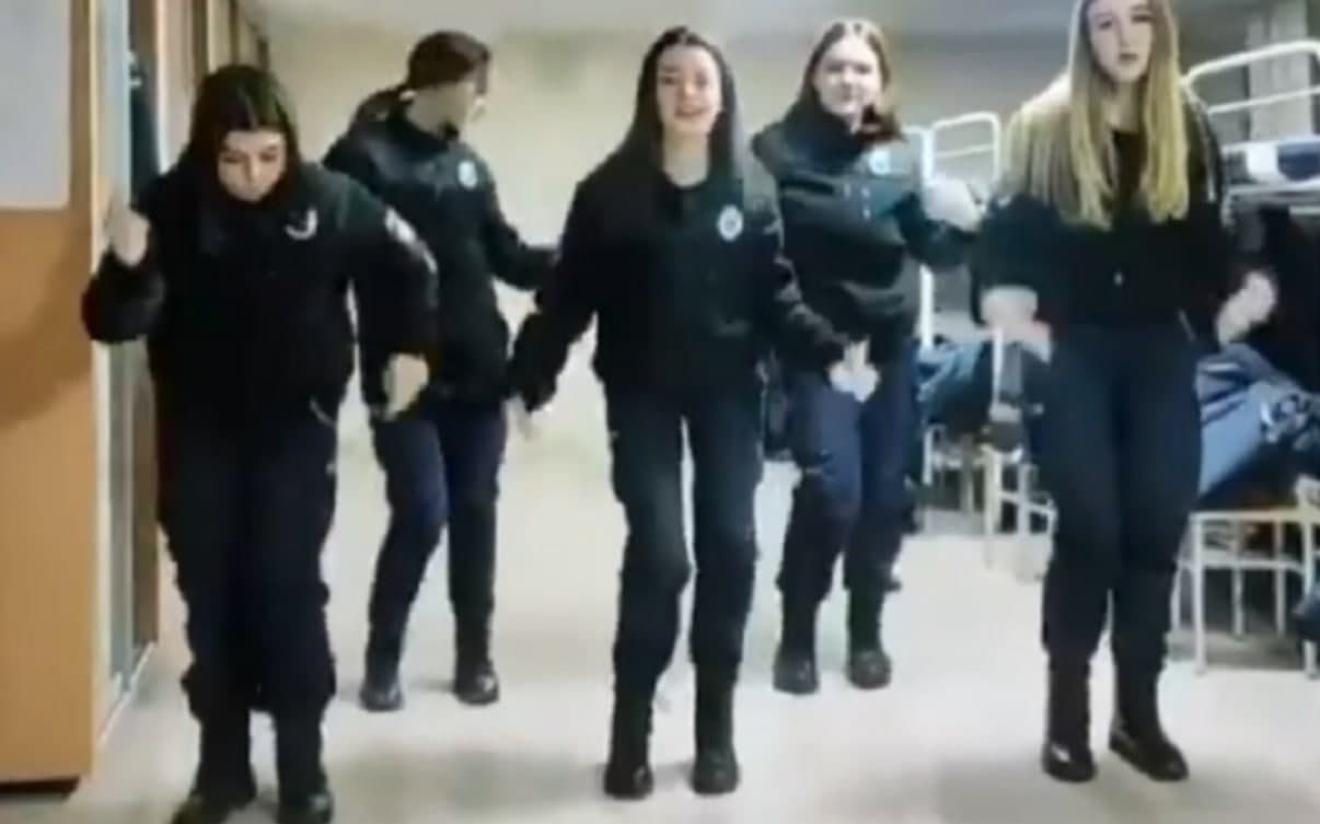 Курсантки Харківського університету внутрішніх справ зганьбилися танцями під шансон про «наколочки», відео