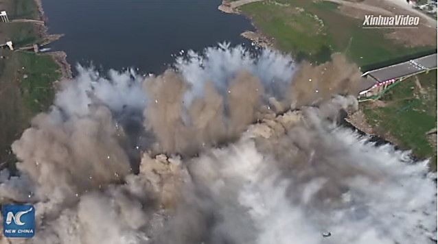 У Китаї підірвали 760-метровий міст, відео