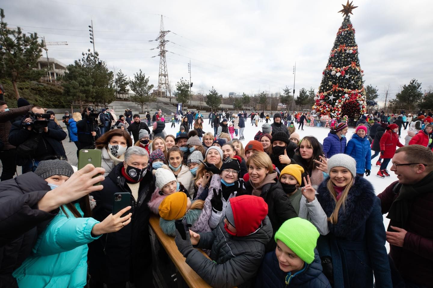 Петро і Марина Порошенки запросили вихованців дитбудинків на ковзанку, фото