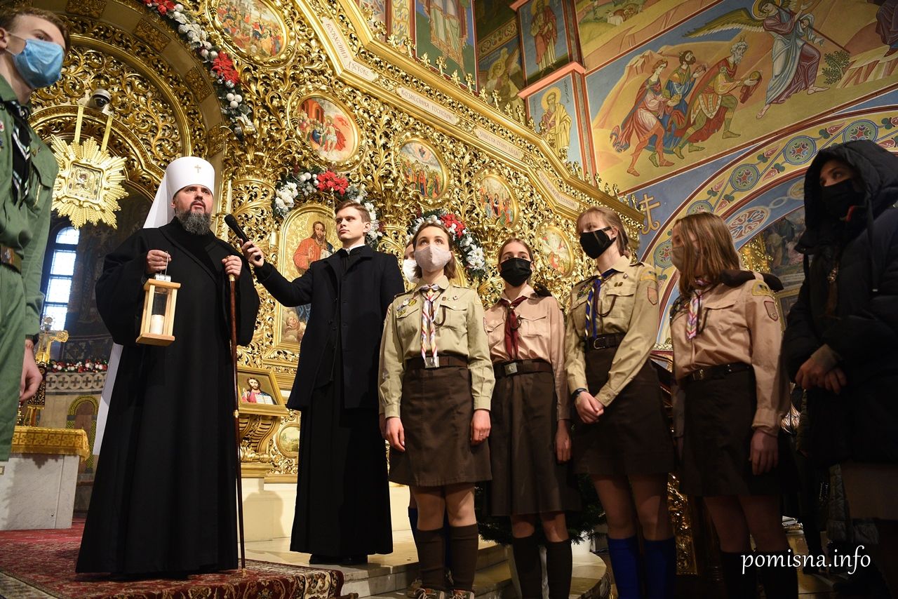 Віфлеємський вогонь миру передали пластуни Митрополиту Епіфанію, фото