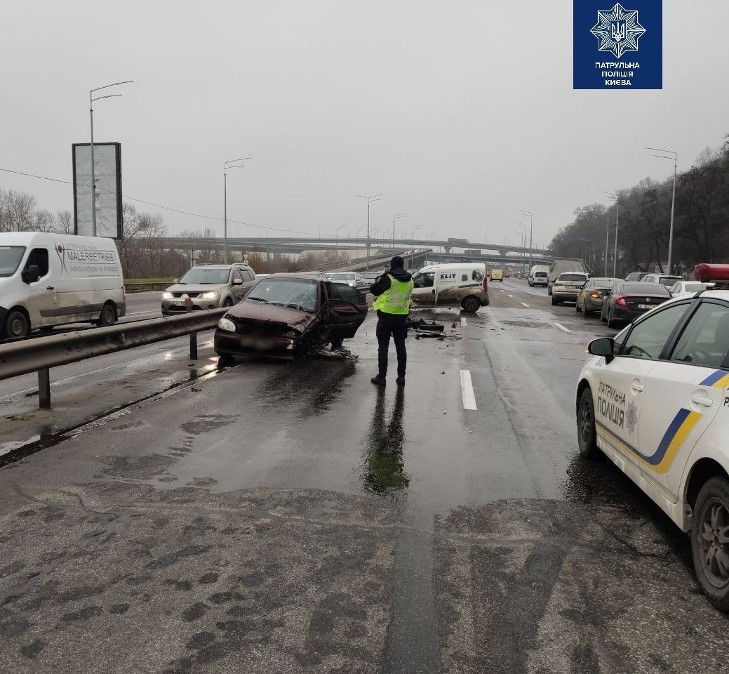 У Києві на набережній в ДТП потрапили 5 автівок, є постраждалі