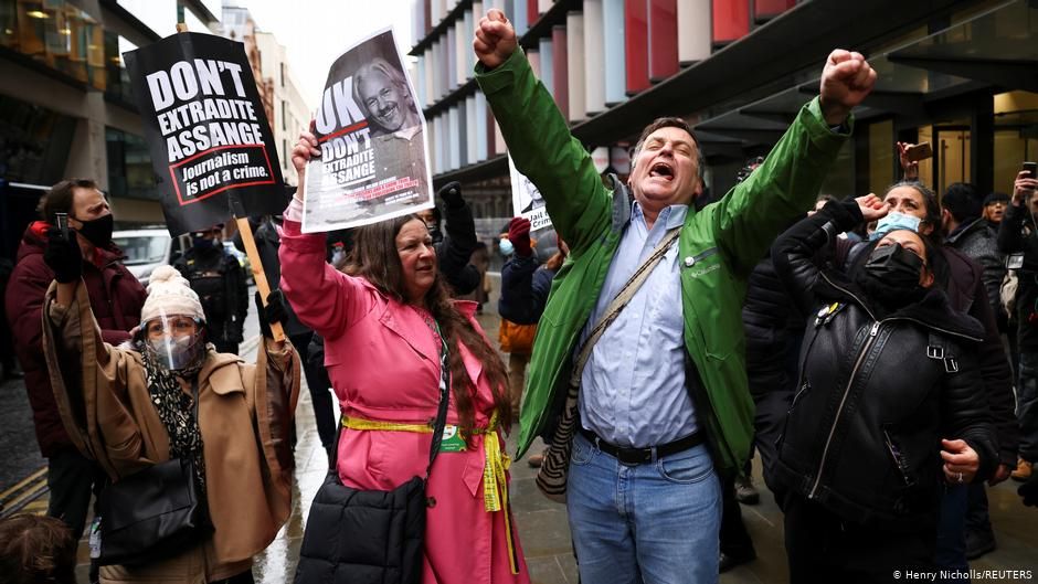 Може вкоротити собі віку: суд у Лондоні відмовився видати США засновника Wikileaks Джуліана Ассанжа