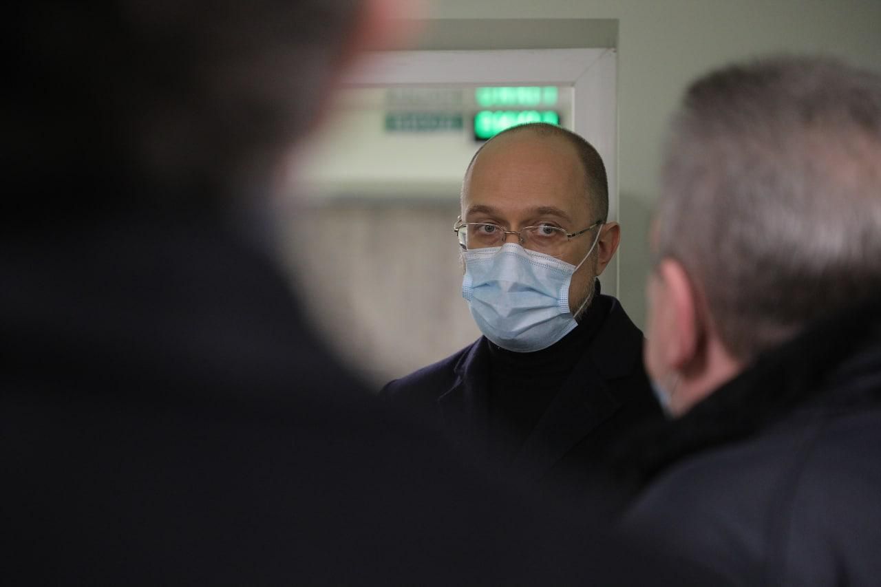 Денис Шмигаль перевірить підпільну вакцинацію депутатів за 2,5 тисячі євро