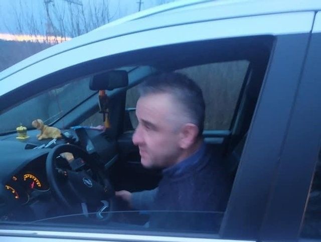 На Львівщині поліція затримала чоловіка, який їхав з прив'язаною до автівки собакою