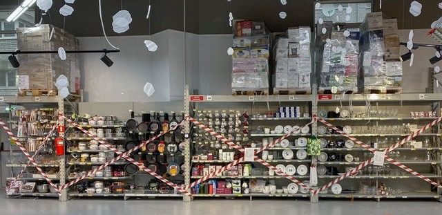 Без шкарпеток та лампочок: у мережі показали заборонені до продажу в локдаун товари
