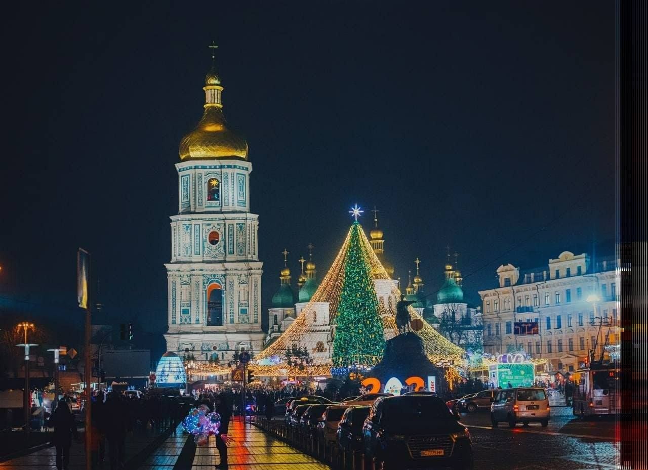 На Софійській площі почали розбирати головну ялинку України