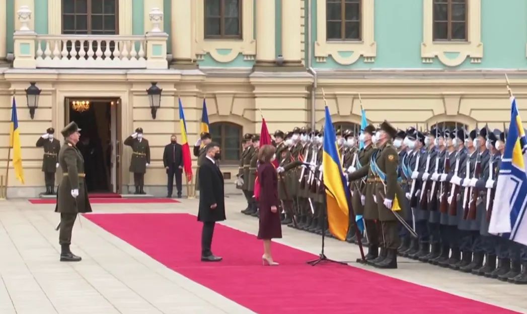«Слава Україні»: у Києві Санду розпочала свою промову українською мовою