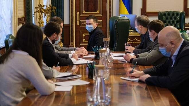 Зеленський обіцяє першими вакцинувати від коронавірусу медпрацівників та військових