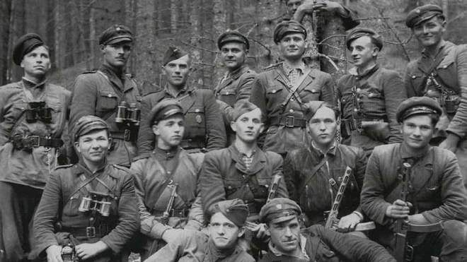 Архівні документи УПА, знайдені у лісовій схованці на Львіщині, оприлюднили у мережі