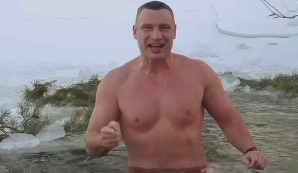 Віталій Кличко вітає з Водохрещам у водах затоки Дніпра.