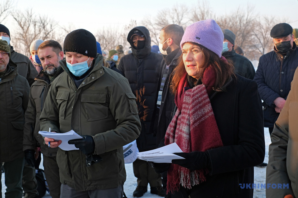 Голова ОБСЄ Анн Лінде побувала в зоні ООС та відвідала КПВВ «Золоте»: головне про візит