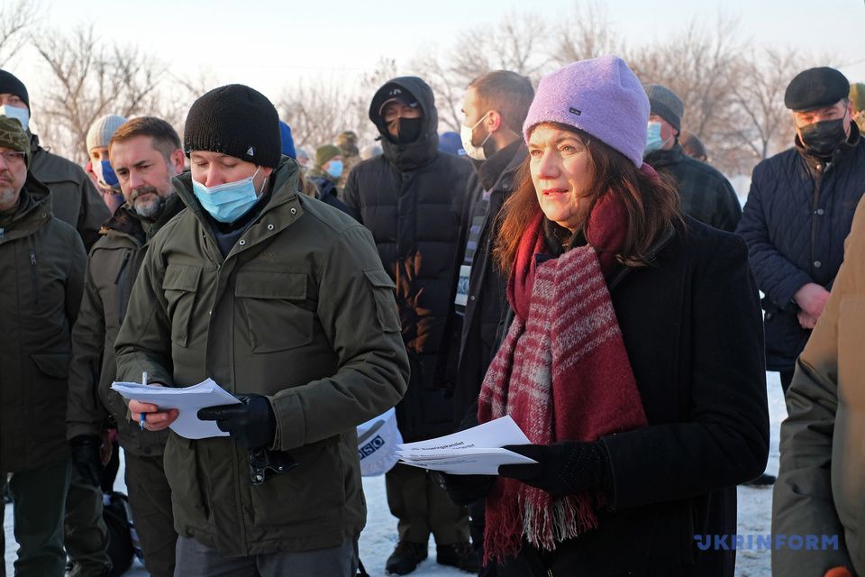 Голова ОБСЄ Анн Лінде побувала в зоні ООС та відвідала КПВВ «Золоте»: головне про візит