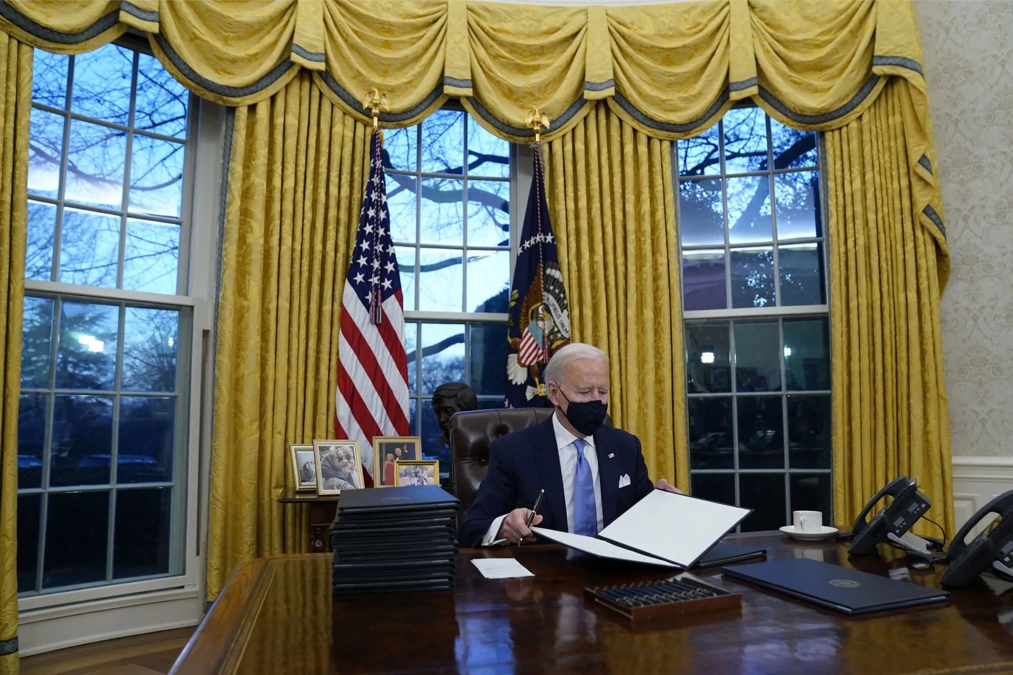 Байден забрав з кабінету кнопку, якою Трамп викликав офіціанта з колою