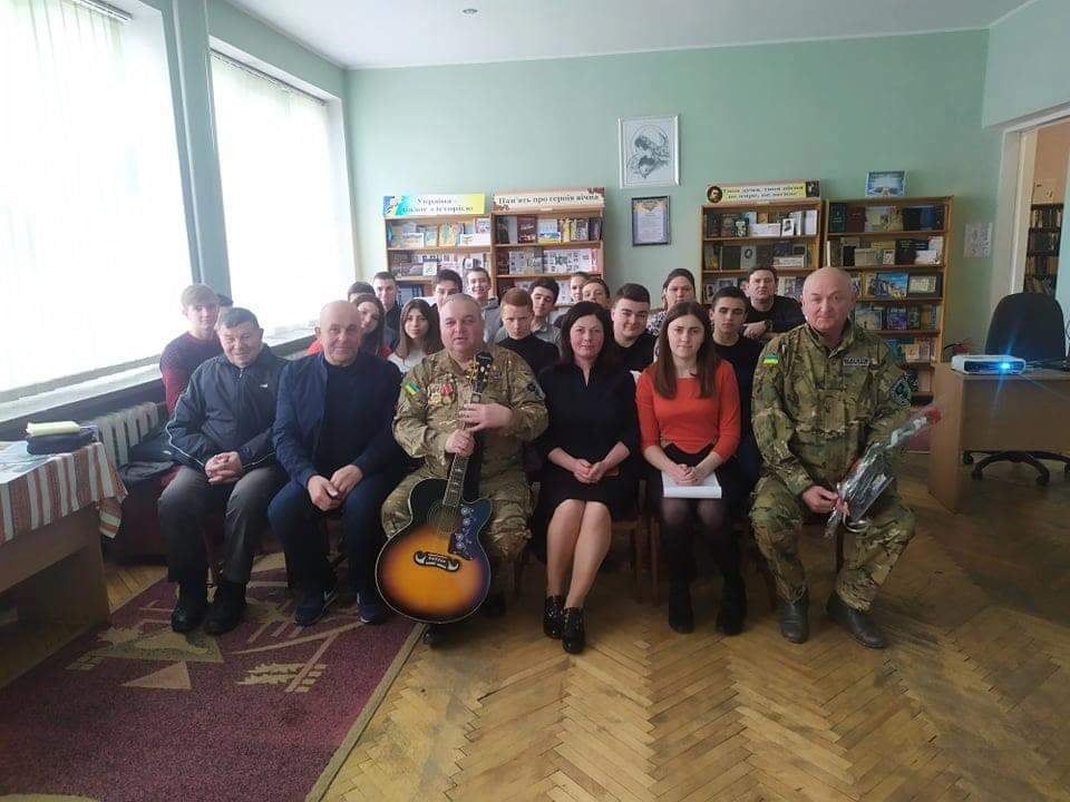 Коломия: будівля з  чиновницькою «надбудовою» для влади важливіша за бібліотеку