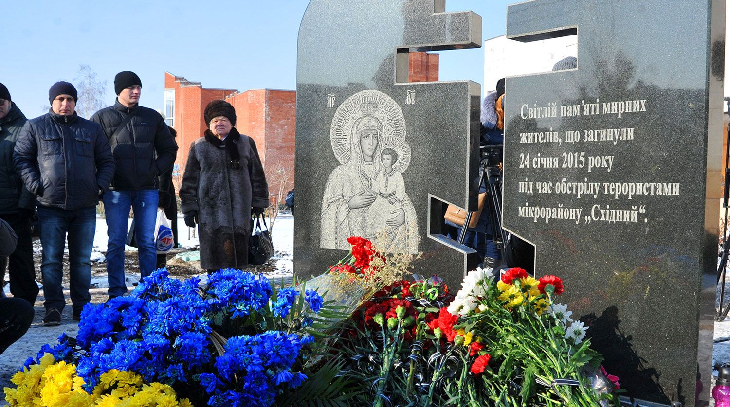У Маріуполі вшанували жертв обстрілу «Східного» у 2015 році і увімкнули сирени
