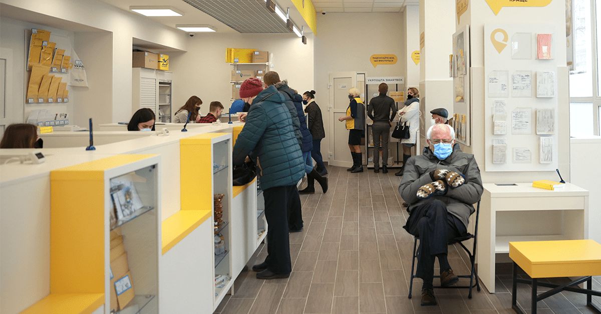 Американський сенатор Берні Сандерс став героєм мему Укрпошти про пенсіонерів.