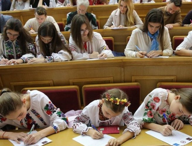 Українська мова стане обов’язковою мовою ЗНО у 2025 році