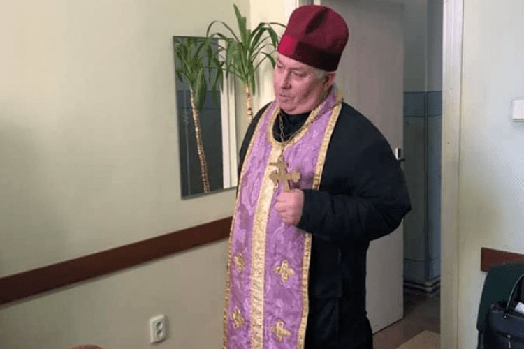 В Тернополі під час освячення квартир священник вкрав вазон, а дяк сховав