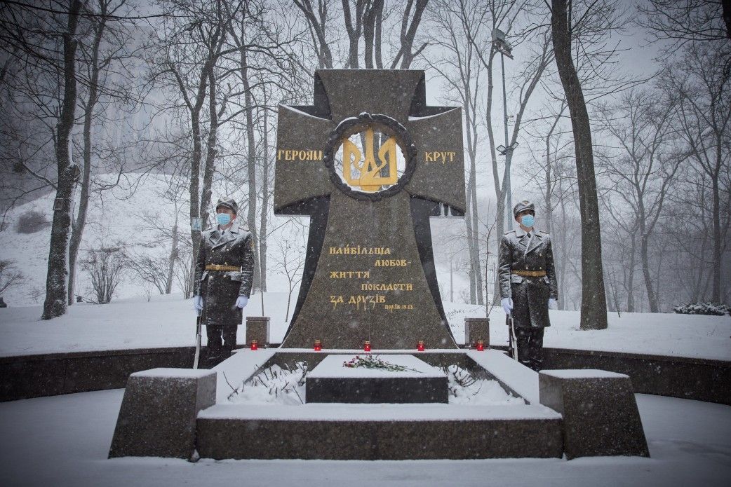 Пам’ять Героїв Крут вшанували на Аскольдовій могилі у Києві, фото