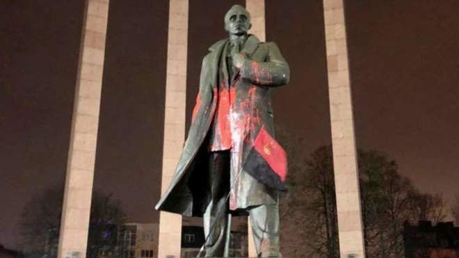 У Львові невідомі облили фарбою пам'ятник Степану Бандері