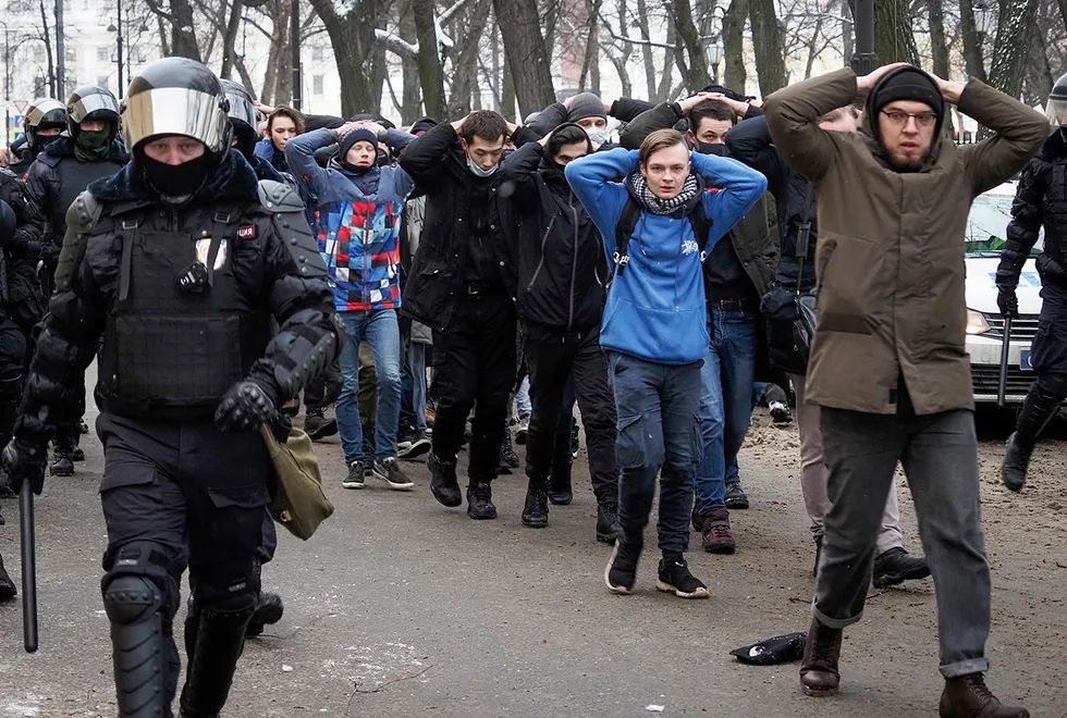 Скандував гасла: у Петербурзі оштрафували німого мешканця за участь у протестах