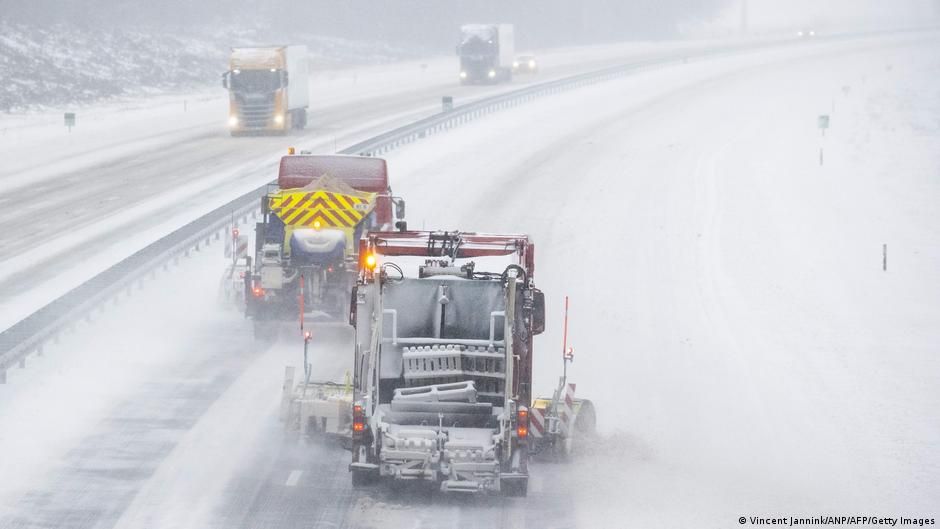 Тюльпани в снігу: через негоду Європа втрапила у транспортний колапс