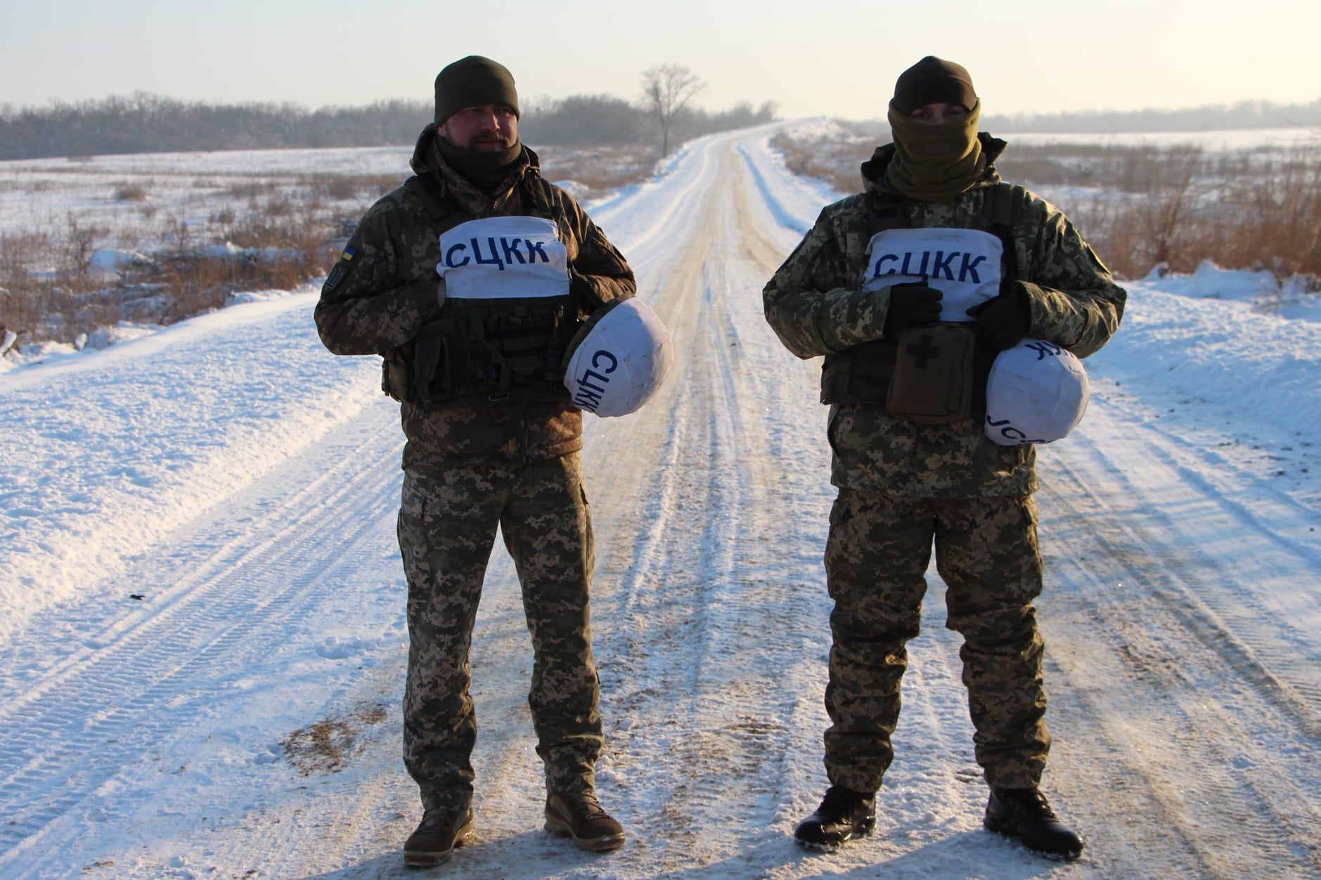 Український військовослужбовець поранений снайпером біля Пісків