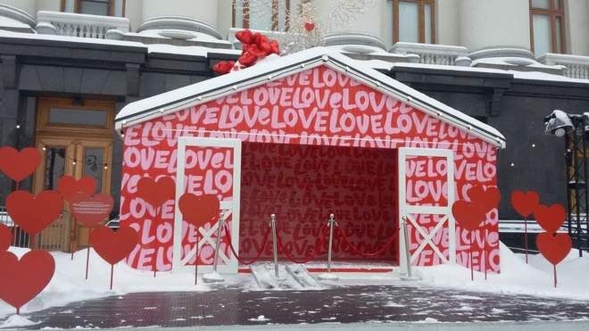 У Києві з’явилось містечко закоханих біля Офісу президента