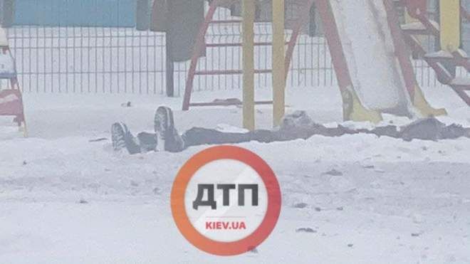 У Києві біля дитячого садка чоловік підірвався на гранаті, відео 18+