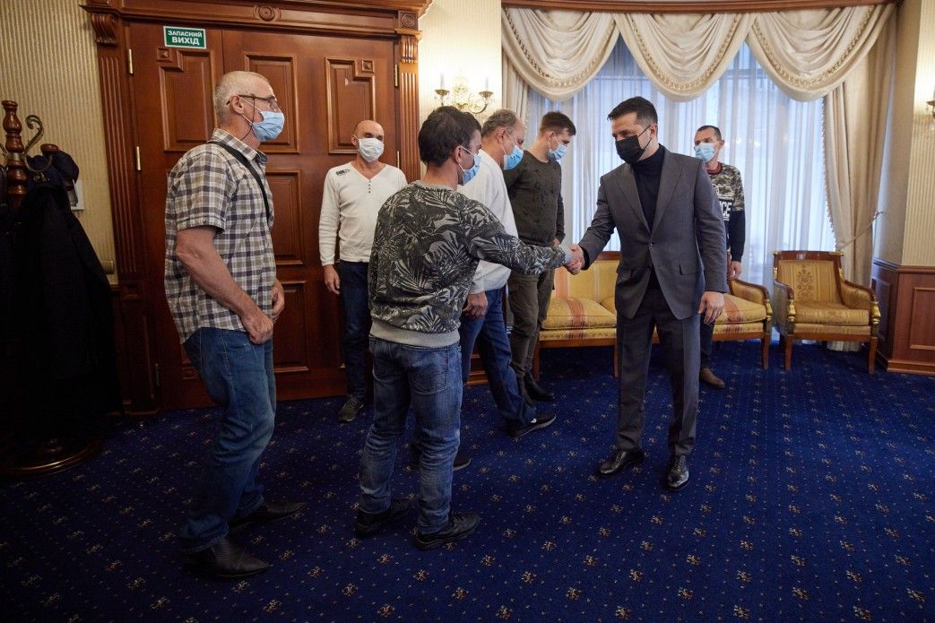 Піратський полон: Зеленський зустрівся зі звільненими моряками із судна Stevia, фото