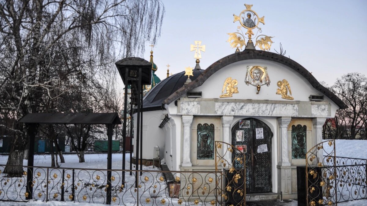 Національний музей історії України намагається через суд позбутися каплиці-самобуду Московського патріархату