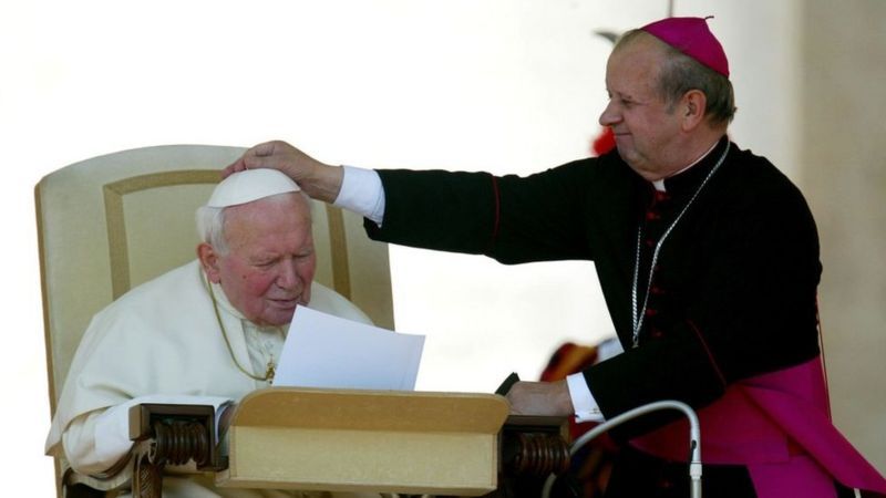 Педофілія у церкві: секретар папи Івана Павла II потрапив у скандал