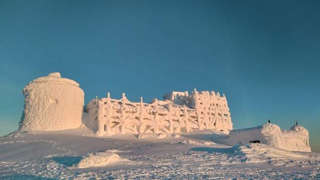 Колишня обсерваторія на горі Піп Іван перетворилась на замок із снігу